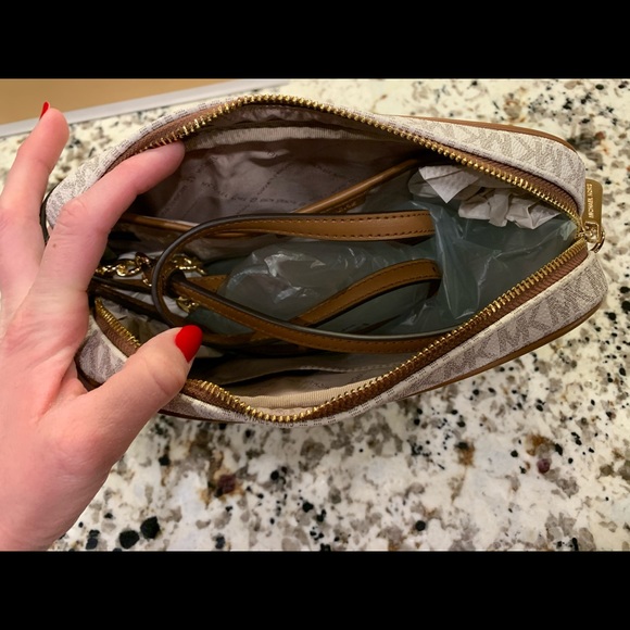 ✨🎁 SOLD 🎊 Michael Kors ASPEN Large EW Crossbody Bag🎁✨ - Picture 11 of 12